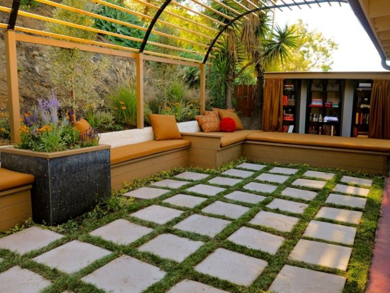 Pergola s rámom z drevených pásov pergola v záhrade drevené lamely moderný dizajn kamenné obklady škáry trávnaté lavičky