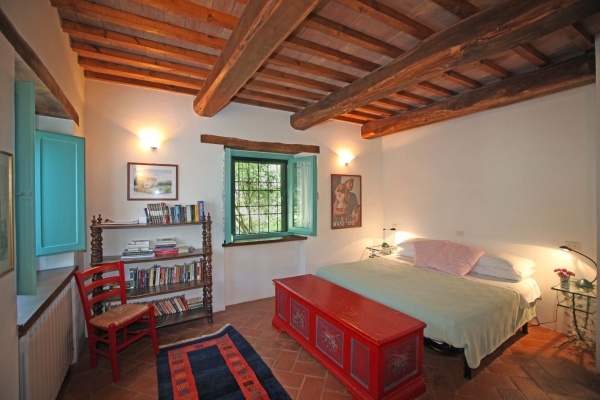 Etno dizajn v spálni s retro komfortom etno-idea-drevo-prízvuk-spálňa