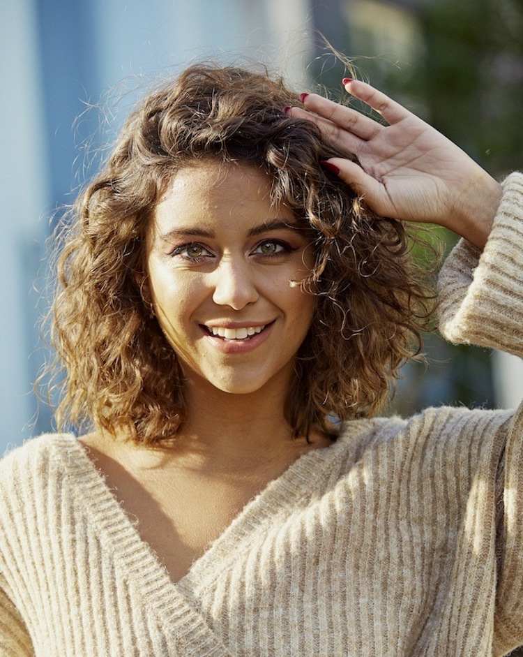 Dlhý bob s prírodnými kučerami a bočnou ofinou