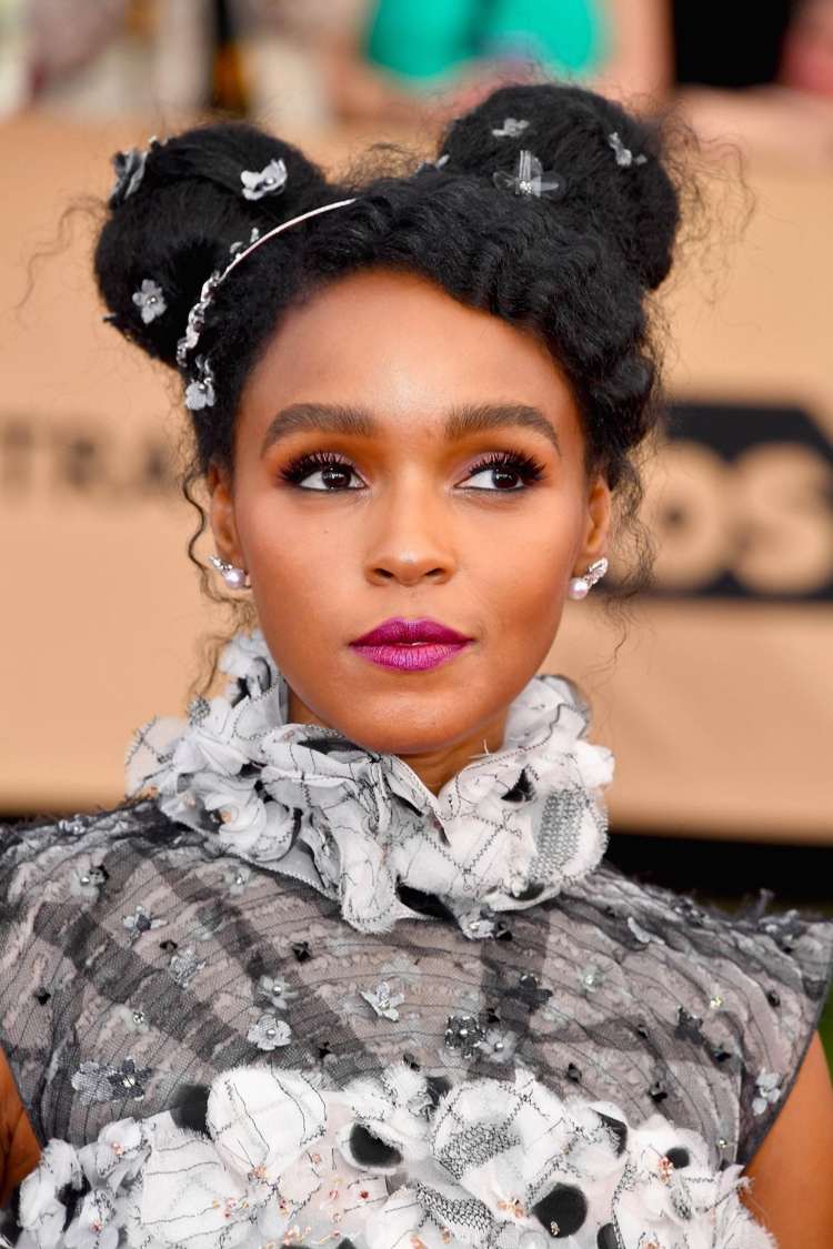 Účes s vesmírnymi drdolmi od Janelle Monáe