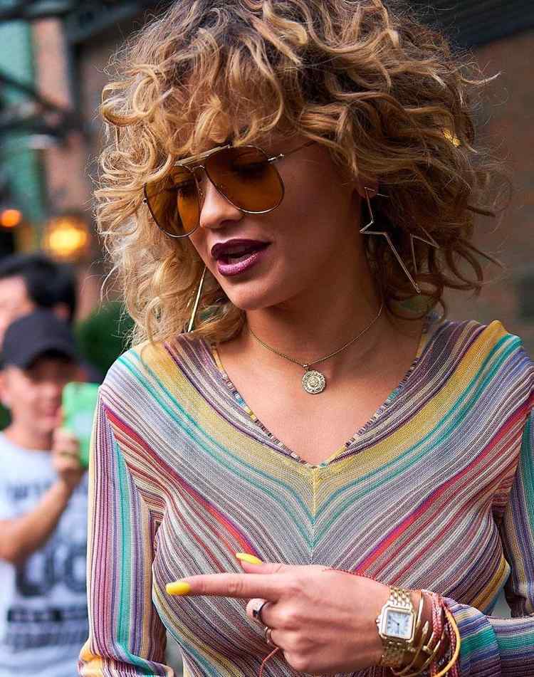 dlhý bob s kučerami a ofinou strapatý účes