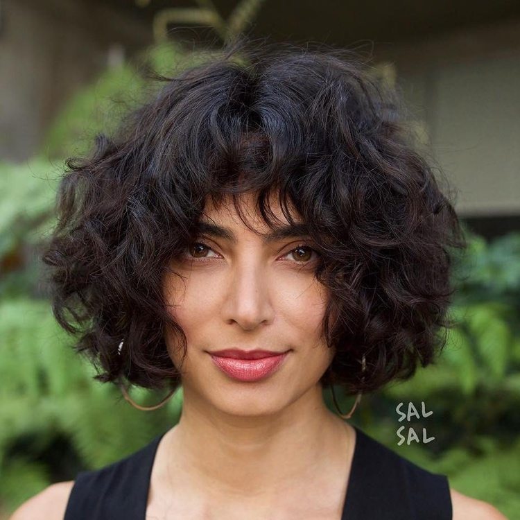 krátky bob s kučerami a ofinou strapatý účes bob