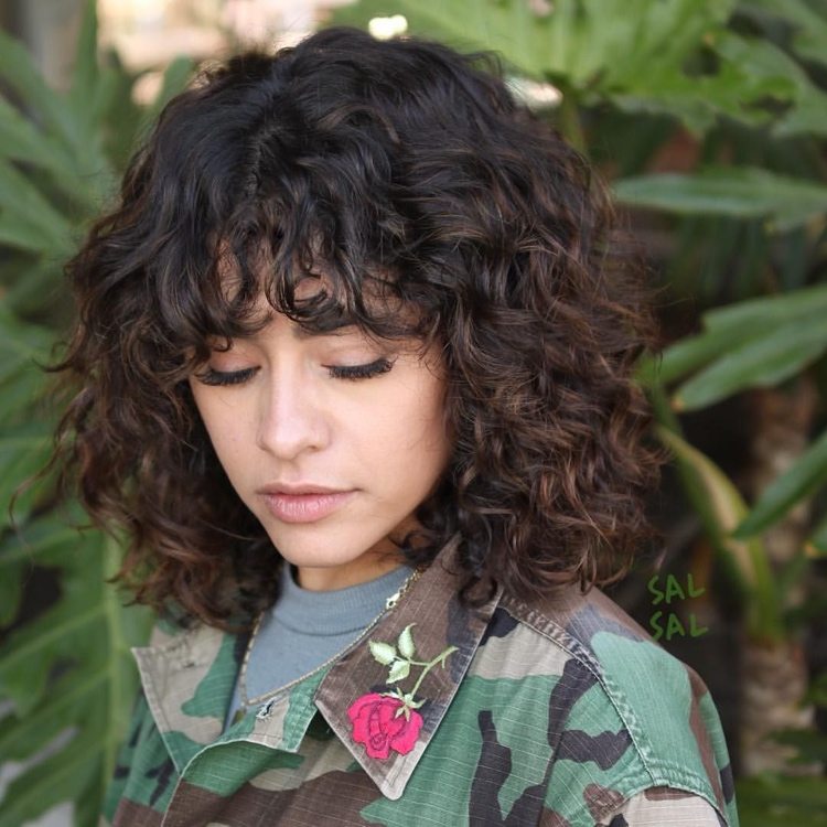 dlhý bob s kučerami a ofinou