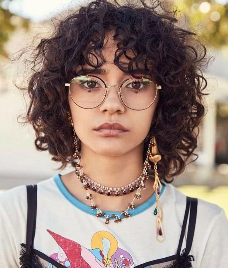 krátky bob s kučerami a ofinou