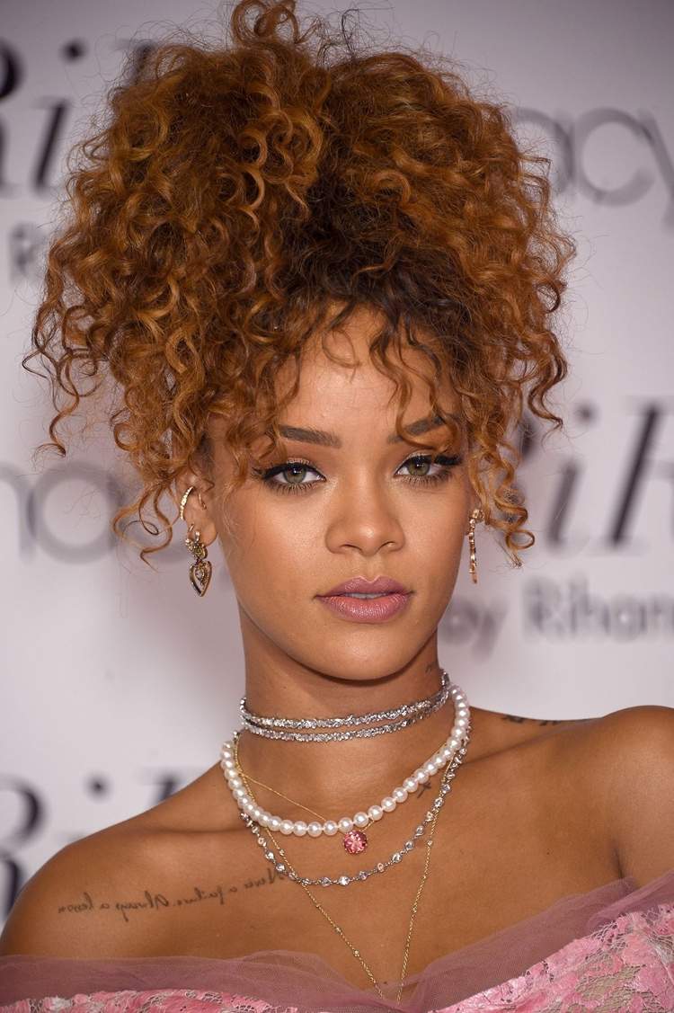 Účes Rihanna s kučerami uviazaný vysoký chvost