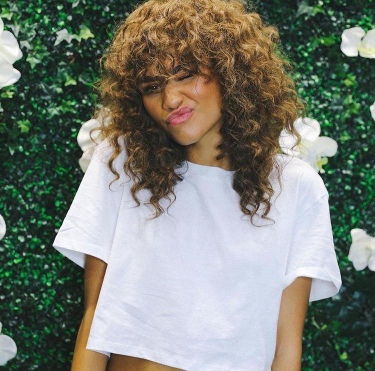 Účes Zendaya so strapatou ofinou a kučerami