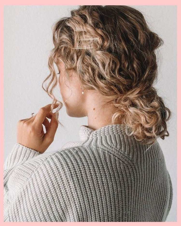 kučery s ofinou účesy nízka - zviazaný chvost