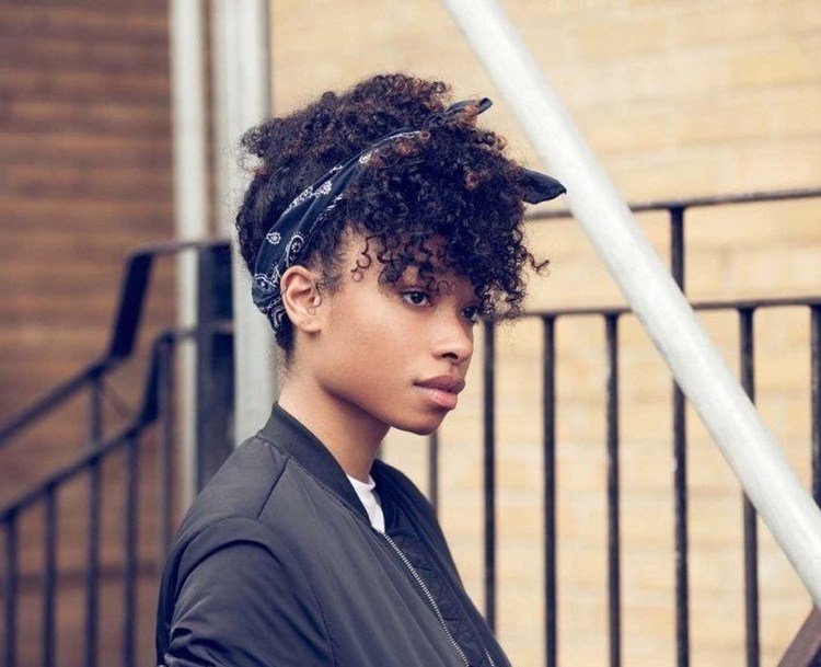 Afro kučery zviazané do ofiny šatkou na vlasy