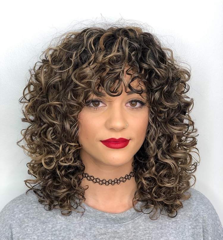 zvinie sa do polovice dĺžky s tupou ofinou