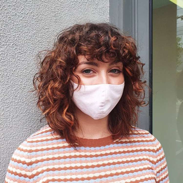 stredne dlhé kučery s ofinou