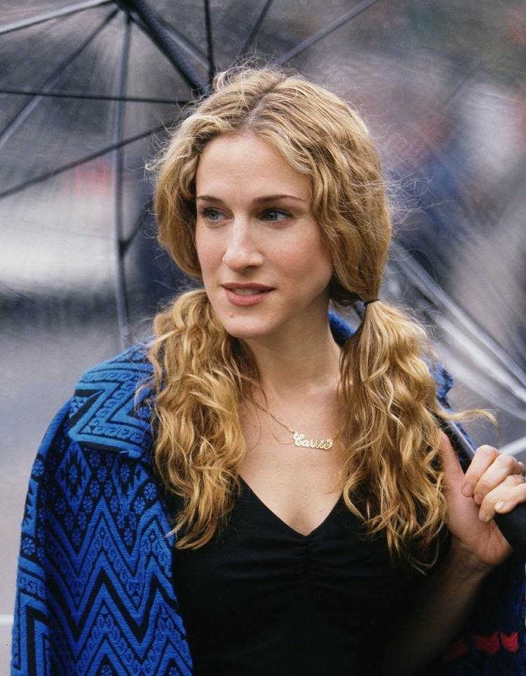 blond kudrlinky so stredným delením - účes 90. rokov