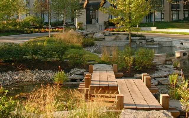 Záhradná jarná letná záhrada drevený most záhradná rastlina