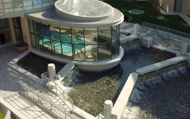 Bytový dom vodopádová lavička betónová zimná záhrada slnečná strecha