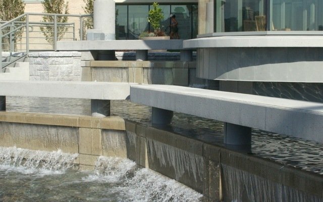 Záhradná lavička betónová obytná budova pred vodopádom