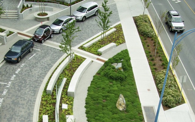 Parkovisko záhradná lavička betónové dlažobné kocky okrasné stromy polkruhový tvar