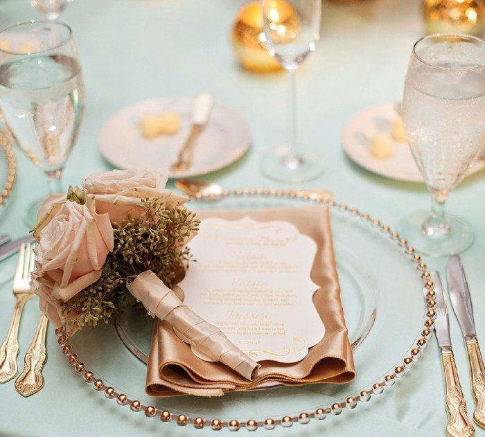 Jesenná svadba v jantárovej a medenej -zlate-aqua-nuansovej-stolnej výzdobe