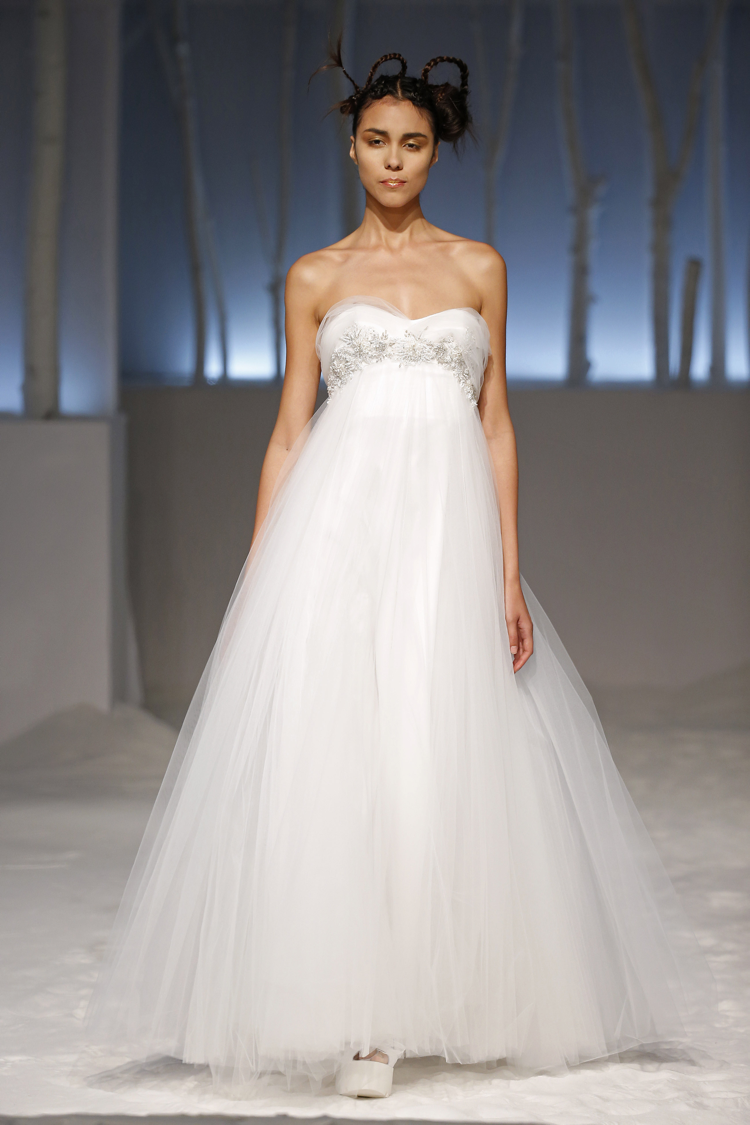 svadobné šaty-tehotenské-svadobné-šaty-dlhé-biele-bez ramienok-tylové šaty