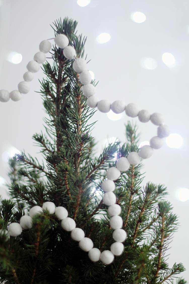 Na vrch vianočného stromčeka navlečte biele guľôčky na drôt Remeselné nápady na vianočné stromčeky, gule, drôt, hviezda, biele, romantické