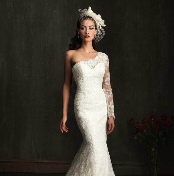 výstrih s jedným dlhým rukávom a jedným ramenom