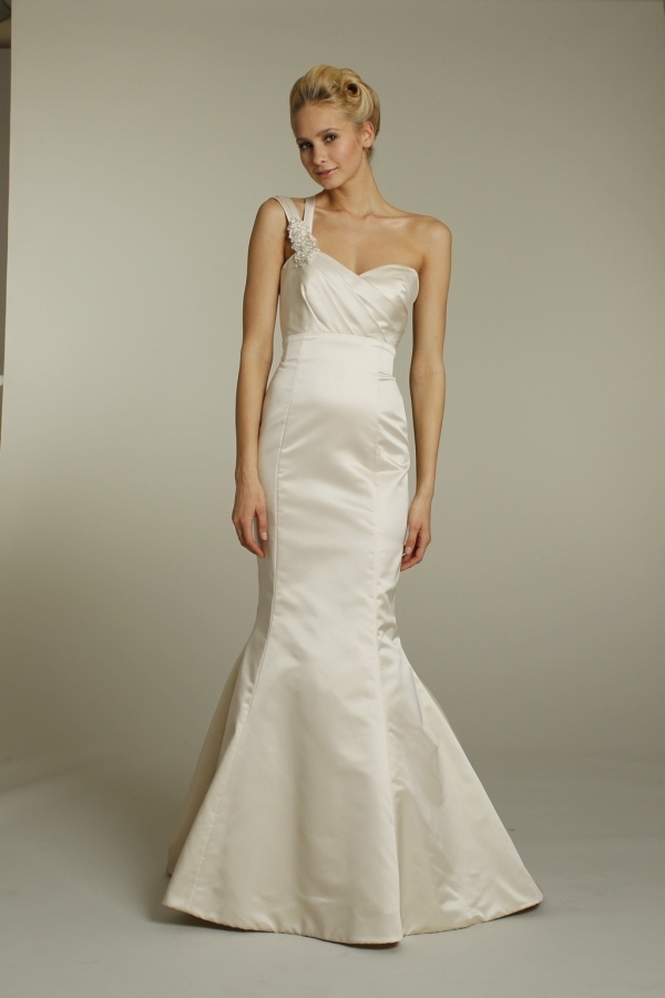 šaty-svadba-satén-čisté-jedno rameno