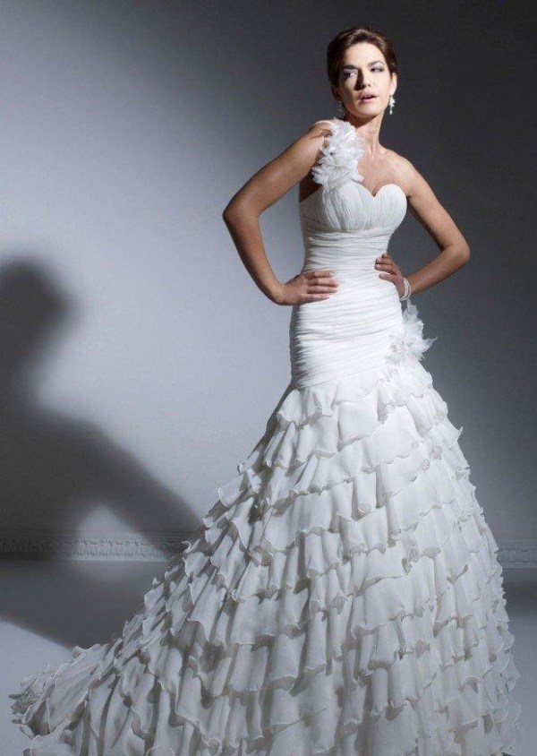 svadobné-23-elegantné-vzory na jedno rameno