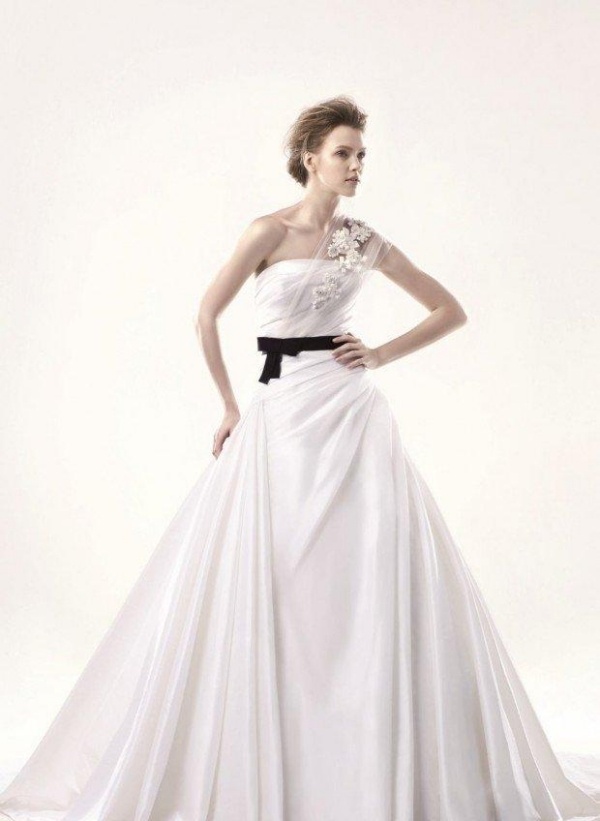 nevesta-móda-elegantný-výstrih na jedno rameno