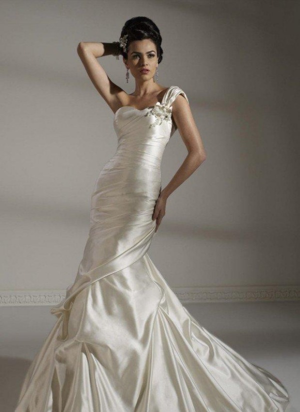 23-Elegantné-jednoramenné-šaty-nevesta-výstrih