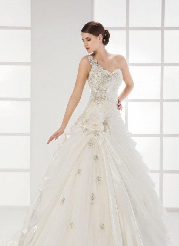 23-Elegantné-svadobné-svadobné-šaty-na jedno rameno