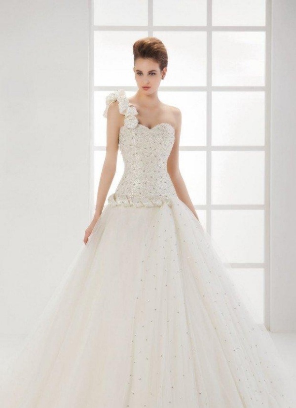 23-Elegantný-One-rameno-Svadobné-Fashion-Nápady