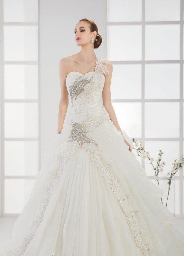 23-Elegantný-Jeden-Rameno-Svadobné-Vzory-Výstrih