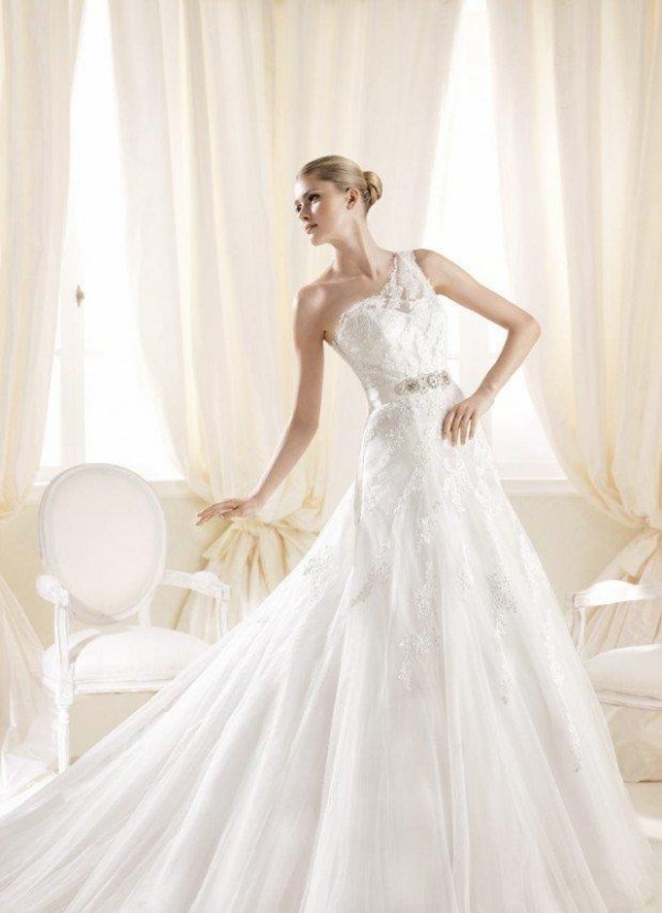 23-Elegantný profil výstrihu na jednom ramene