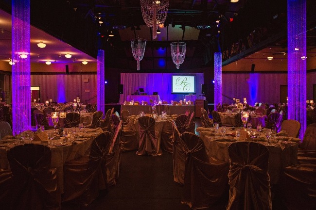 nápady na slávnostnú atmosféru s neónovými lampami a lustrom novoročnej svadby reštaurácia-dizajn-slávnostný-nový rok-svadba-neónové-osvetlenie-žiarovky