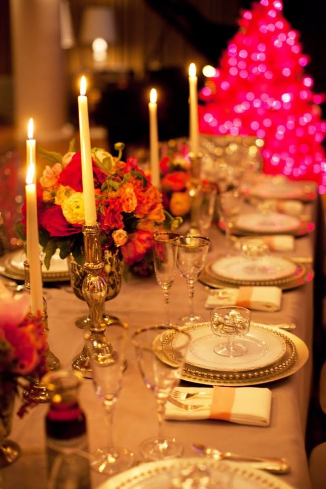 Luxusné príbory a svietniky v aranžérskom štýle na Silvestra v zlatom vzhľade aranžmán na slávnostný stôl-luxusný-so-zlatým okrajom
