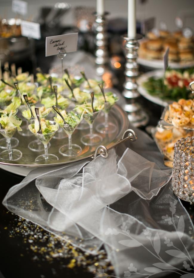 Občerstvenie na slávnostný stôl medzi tým na novoročnej párty slávnostný stôl-aranžmán-vianoce-silvestrovský večierok-svadba