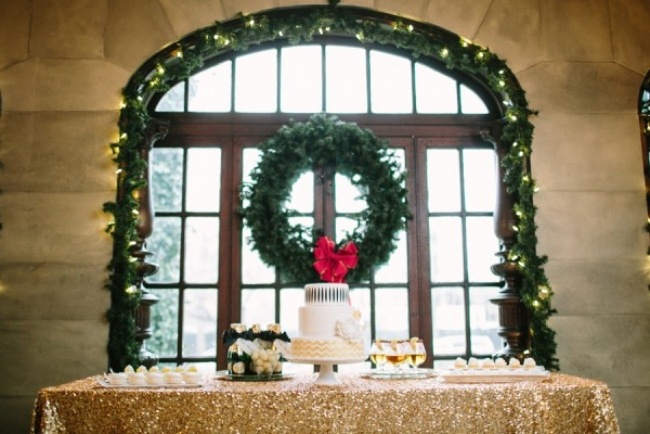 Romantické dekory s rozprávkovými svetlami a girlandami z jedľových vetvičiek Silvester-svadba-aranžmán-umelé-jedľové vence-vianočná hviezda