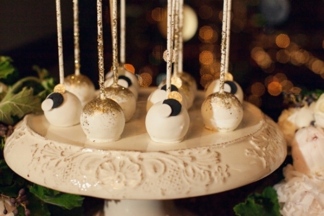 marshmallows a popy z občerstvenia zo striebornej bielej čokolády Silvester-svadobné nápady-občerstvenie-medzi-trblietkami