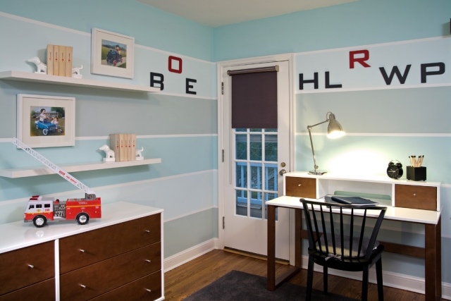 trend-dizajn-stena-pruhy-horizontálny-svetlý modro-drevený nábytok