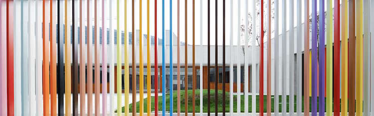 Moderné fasády - materská škola v španielskom Berriozare moderná-fasáda-súčasná-škôlka-lamela-prvky-farba