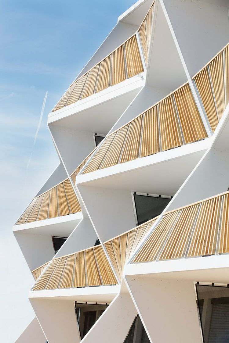 Skladacie terasy a drevené prvky budovy v Austrálii moderné-fasády-súčasné-terasy-trojuholníkové-biele-austrálie