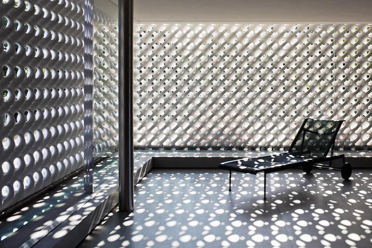 Dizajnová ochrana súkromia a slnka prostredníctvom bielych panelov so sieťovanou štruktúrou moderná fasáda-súčasné panely-svetelná hra-terasa-ochrana súkromia