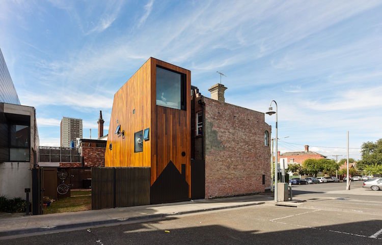 atraktívny dvojdom v Richmonde v Austrálii moderná fasáda-súčasná-drevo-oceľ-klinker-kombinácia materiálov