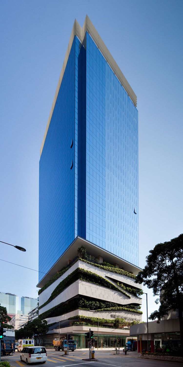 Mrakodrap v Hongkongu od Aedas Architects moderná-fasáda-súčasná-budova-sklenená fasáda-zeleň-hon-kong