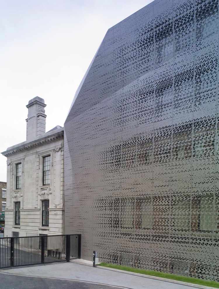 Fasáda z perforovaného, laserom rezaného hliníka s práškovým nástrekom moderné-fasády-súčasné-perforované-oceľové-mesto-hotel-Londýn