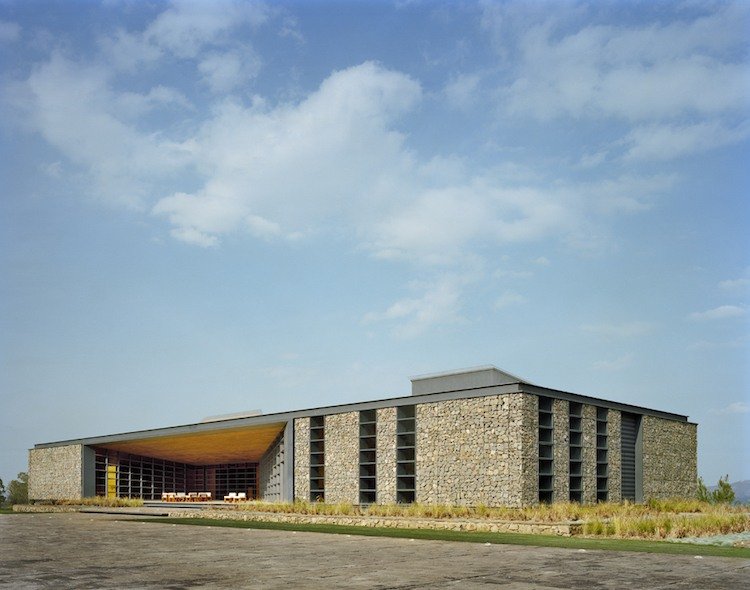 Dom s plochou strechou v Morelia, Mexiko s fasádou z gabiónov moderná fasáda-súčasný-gabión-plochá-strecha-dom-architektúra