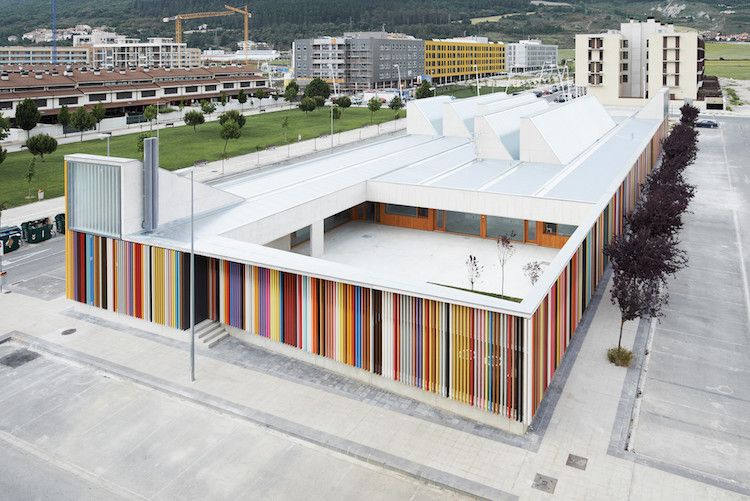 Moderné fasády nás nútia byť zvedaví, čo sa za nimi skrýva Materská škola Berriozar