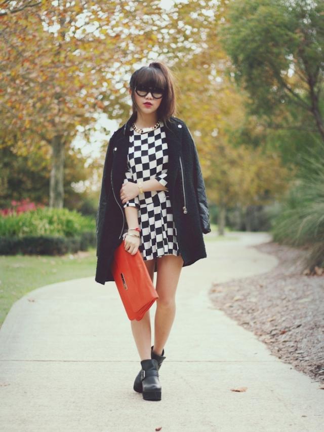 outfit-čierna-biela-jeseň-kárované-krátke-šaty-čierny kabát-červená-spojka