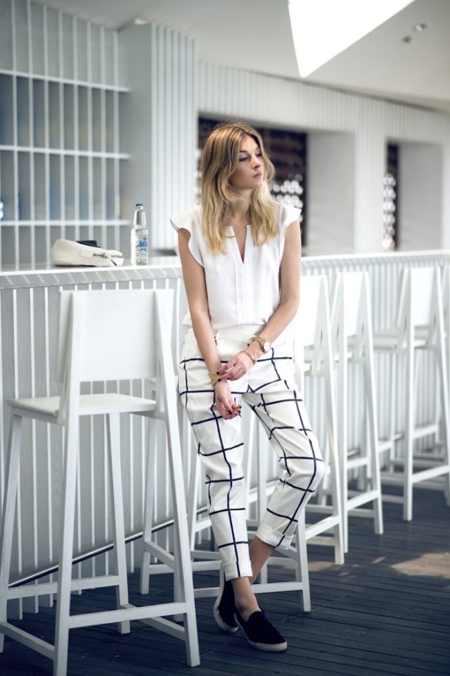 outfit-čierno-biele-kárované-nohavice-košeľa-bez rúk