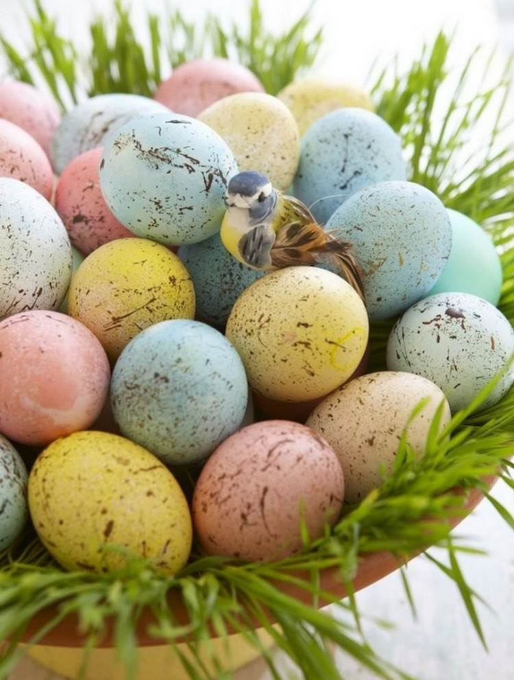 krásna veľkonočná dekorácia pastelových farebných hnedých škvŕn