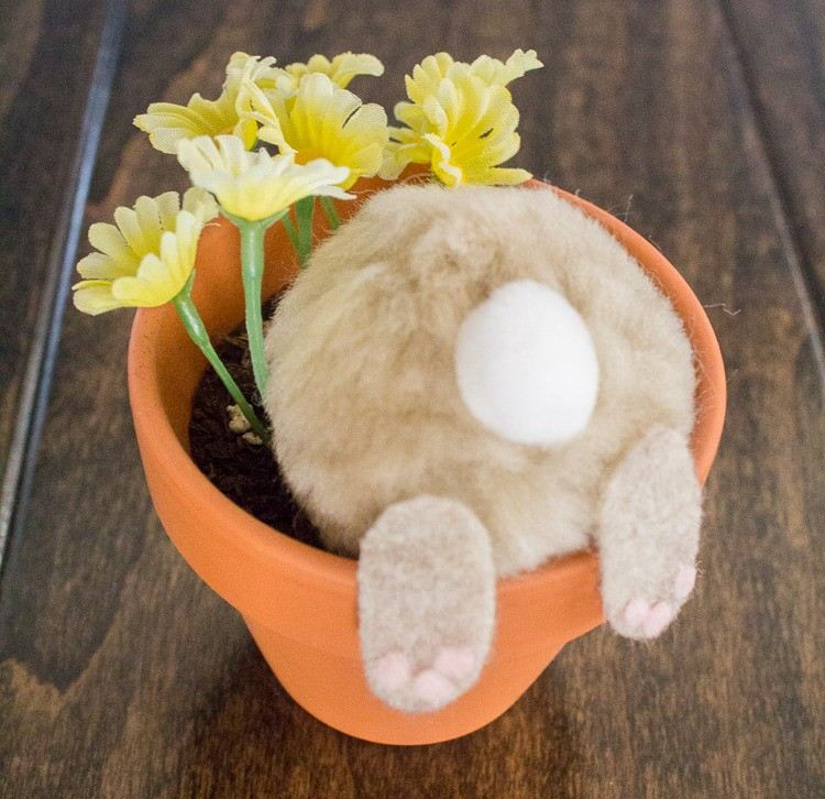 krásna veľkonočná dekorácia, stolno-hlinený-hrniec-pompon-zajačik-zvedavý