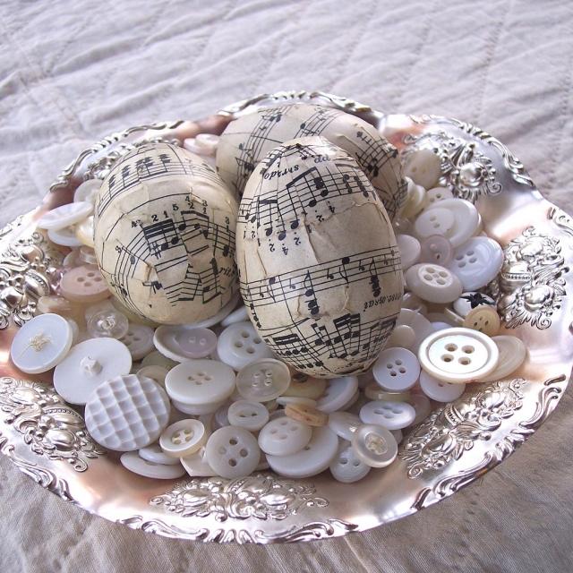 nápady krásne veľkonočné dekorácie noty vintage vzhľad tlačidlá